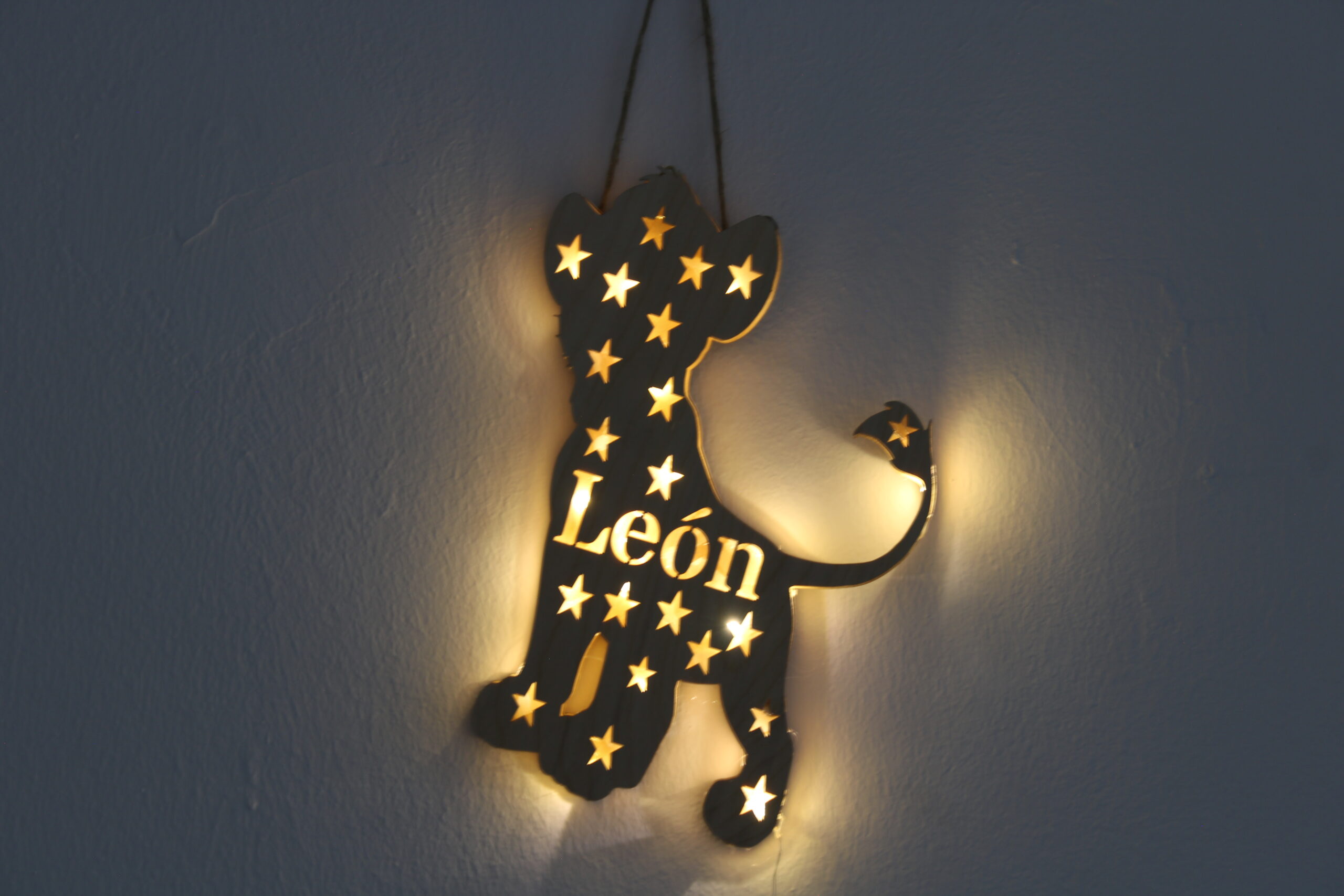 lampada personalizzata in legno – modello león lampada personalizzata in legno – modello león